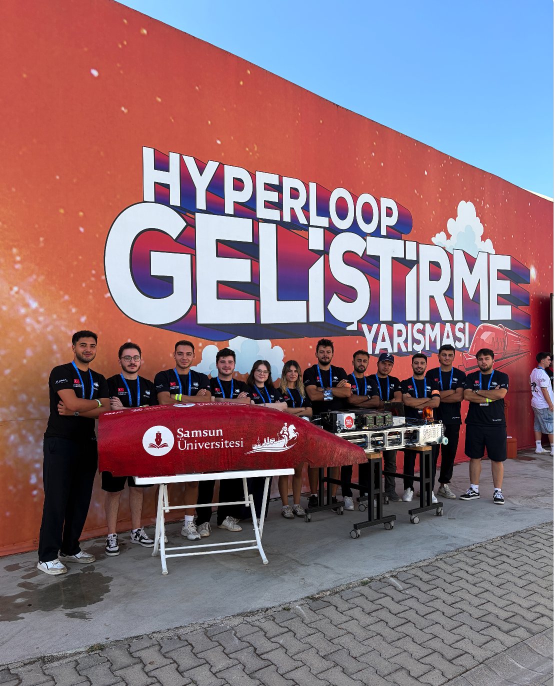 Hyperloop Geliştirme Yarışması alanında ekip ve kapsül