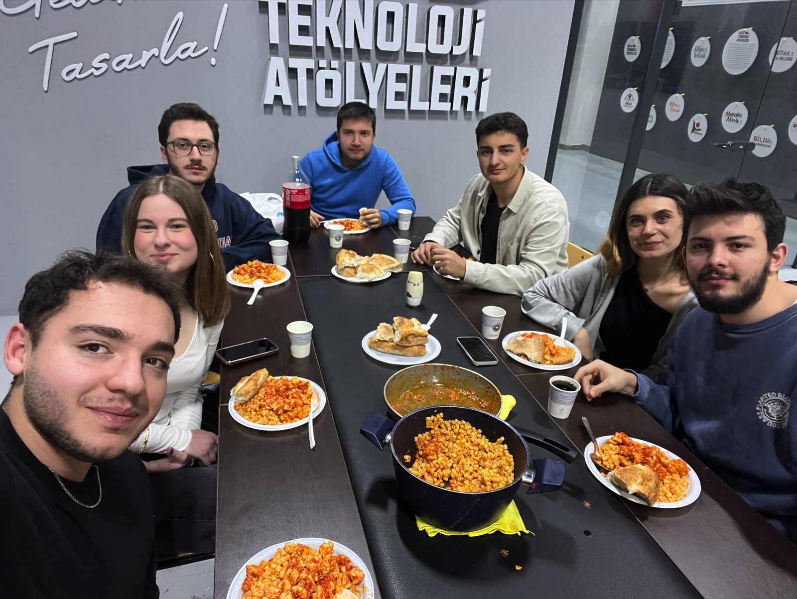 Teknoloji Atölyeleri'nde ekip yemeği