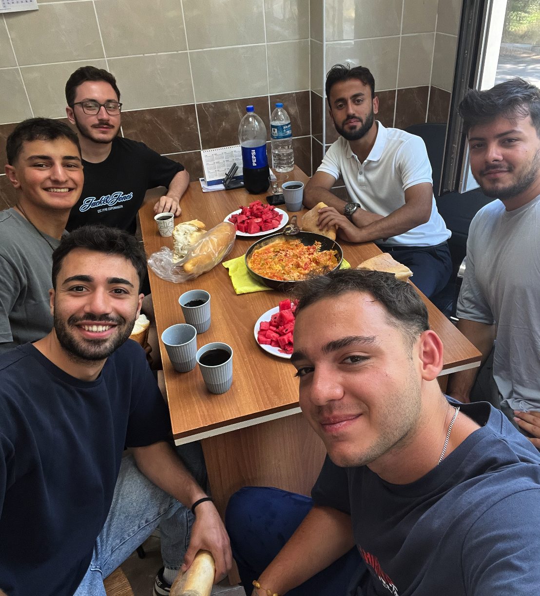 Kamp sabahı kahvaltı